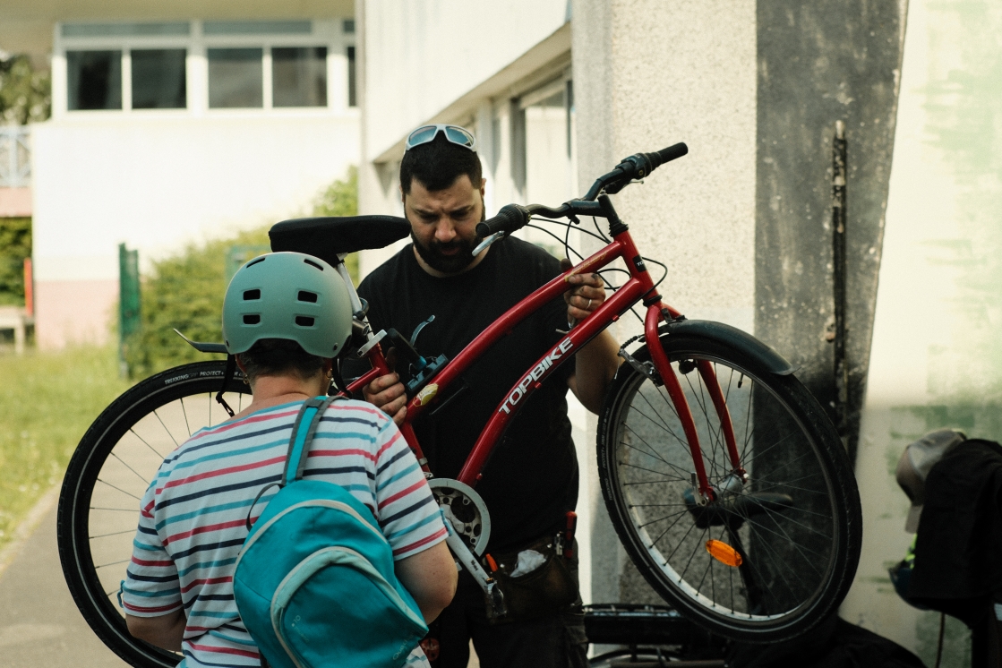 Volunteers repairing a bicycle during the Repair Café